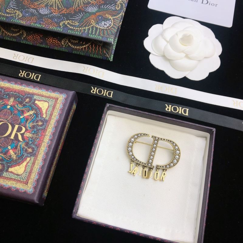 chr1st1an D10r brooches